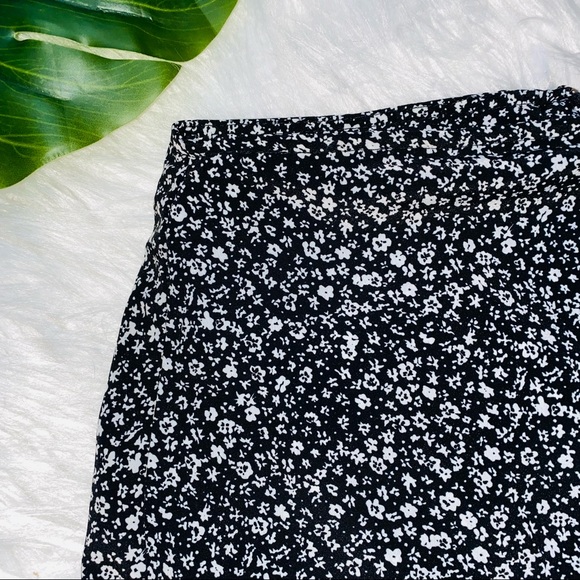 🌈 3/$25 Floral Black & White Skort - Picture 2 of 6